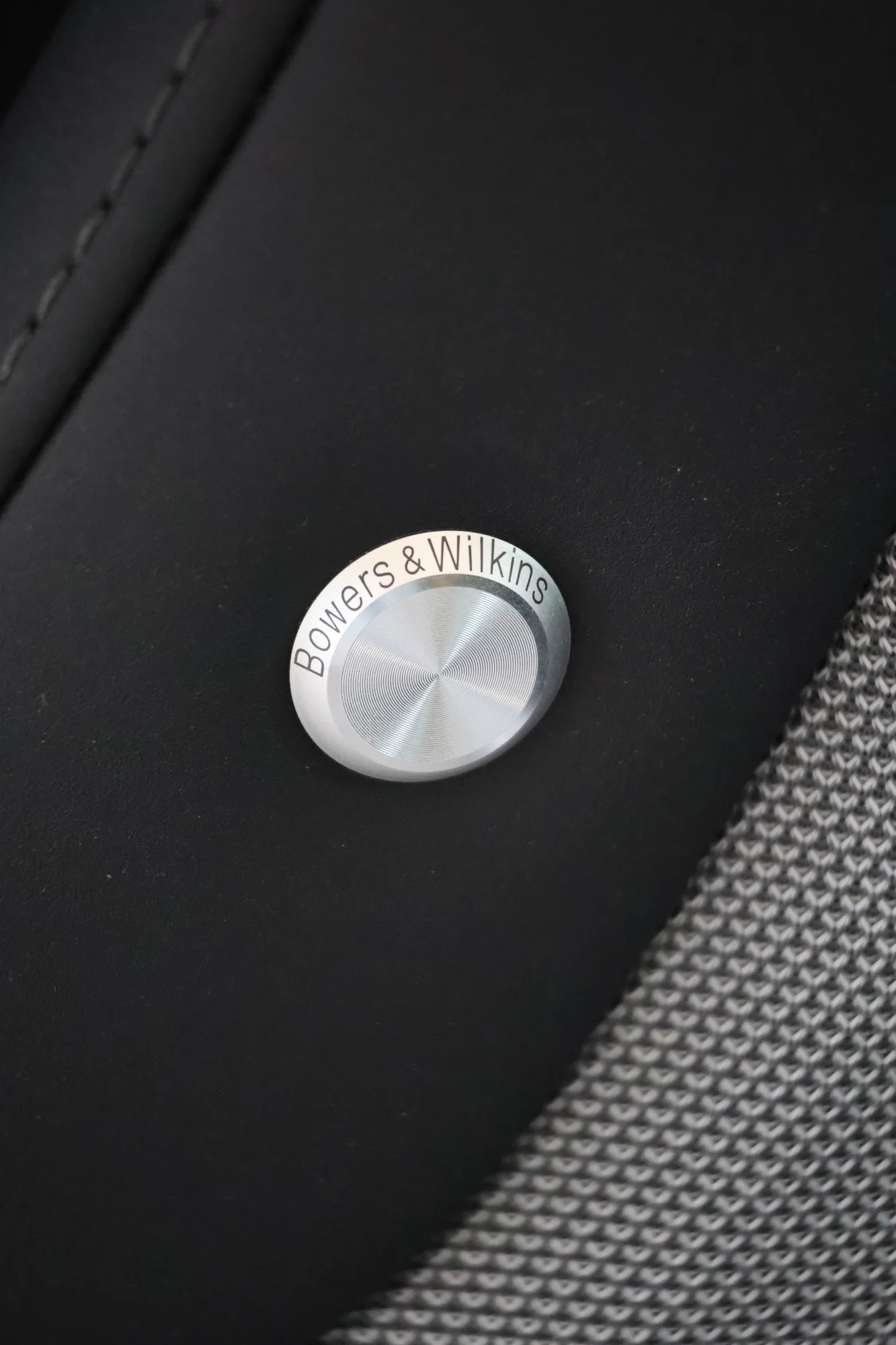Pastille Bowers & Wilkins sur le flanc d'un siège de la Polestar 2