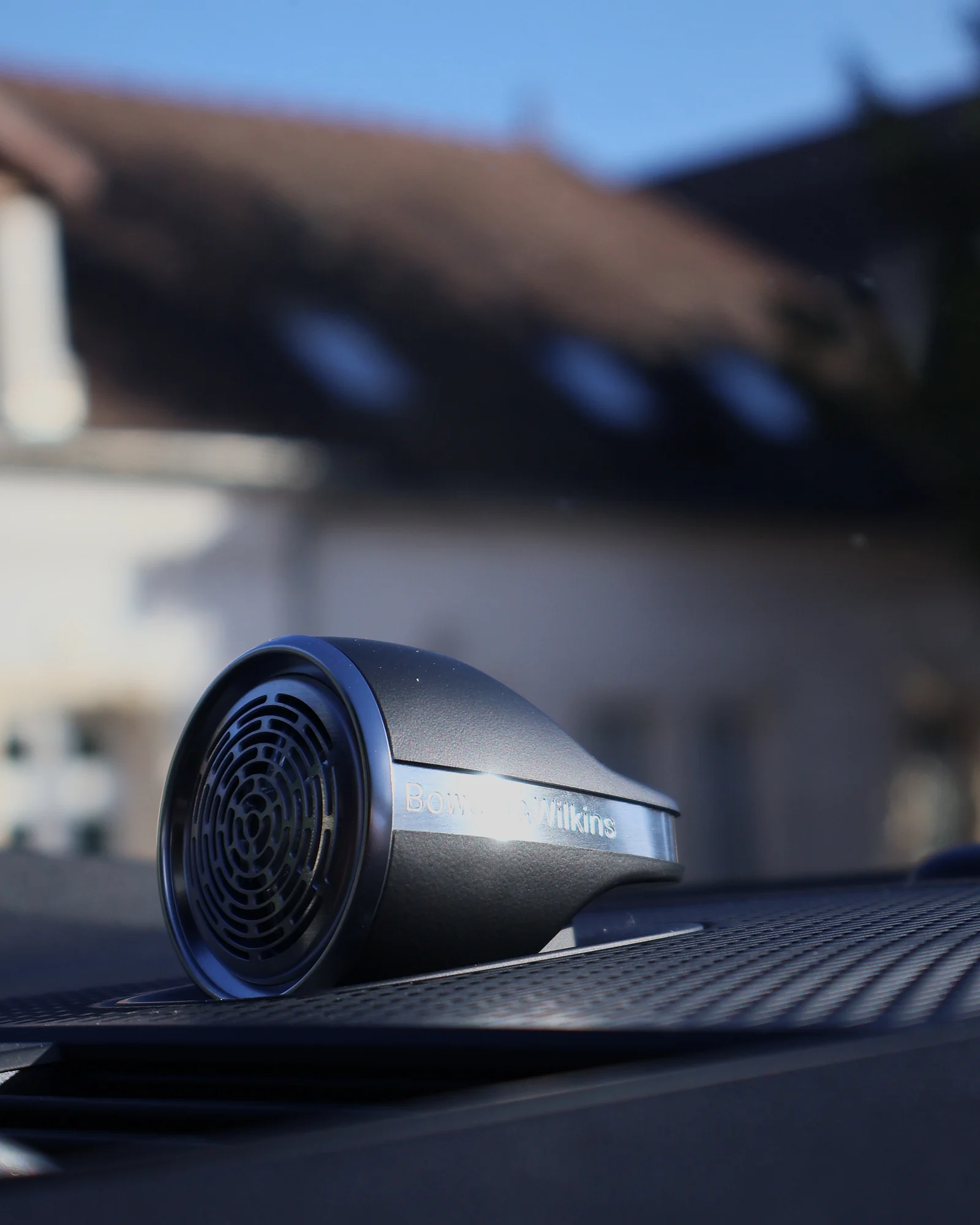 Tweeter Bowers & Wilkins sur la planche de bord de la Polestar 2