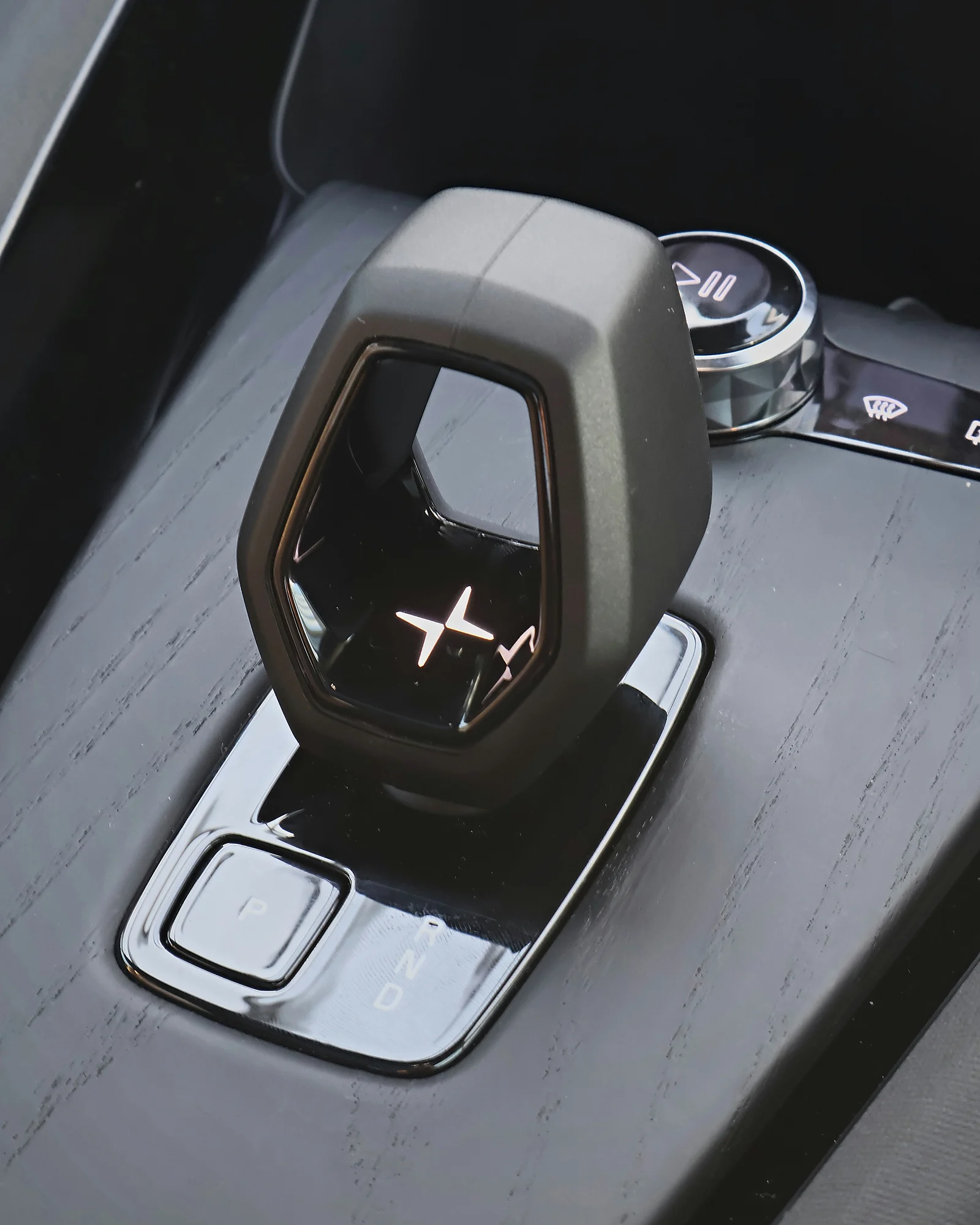 Sélecteur de marche de la Polestar 2 avec l'étoile rétroéclairée