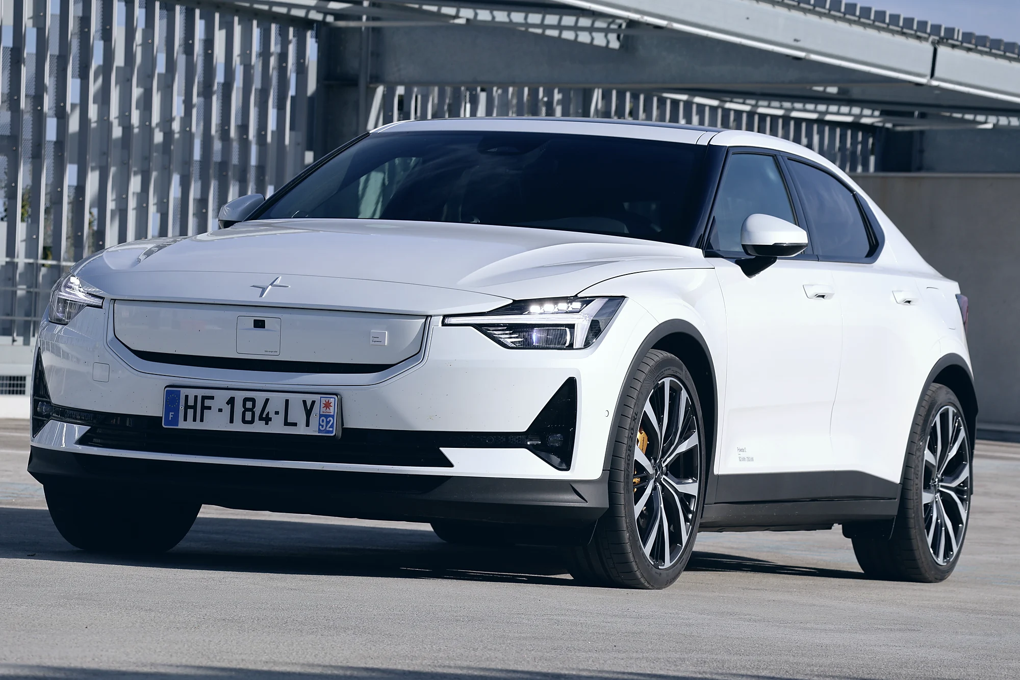 La Polestar 2 de trois quarts, photographiée par CEFONSTUDIO