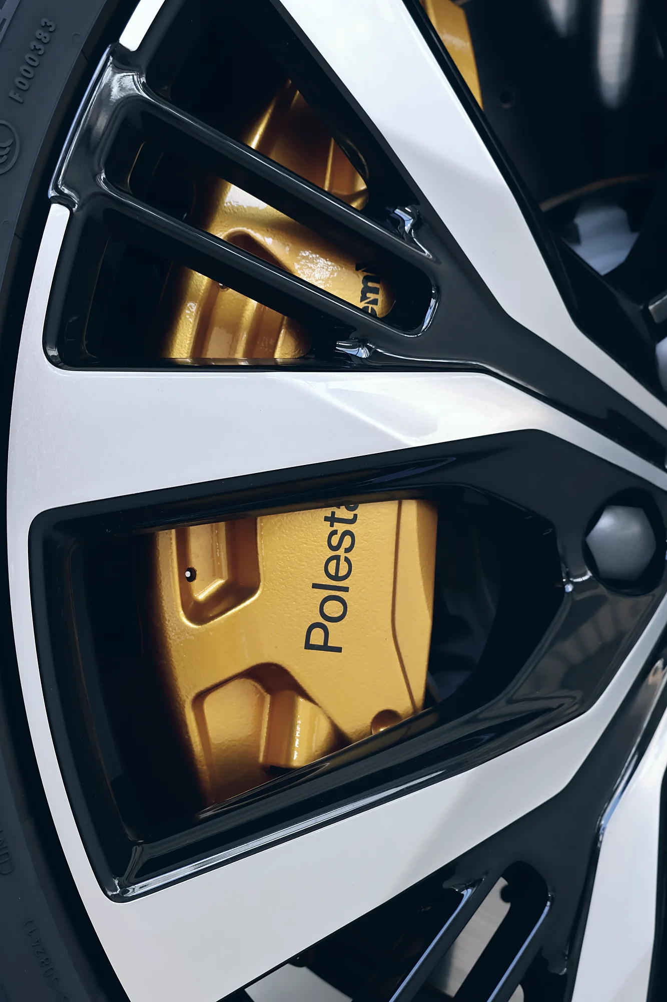 Étrier Brembo doré Polestar derrière la jante 20 pouces
