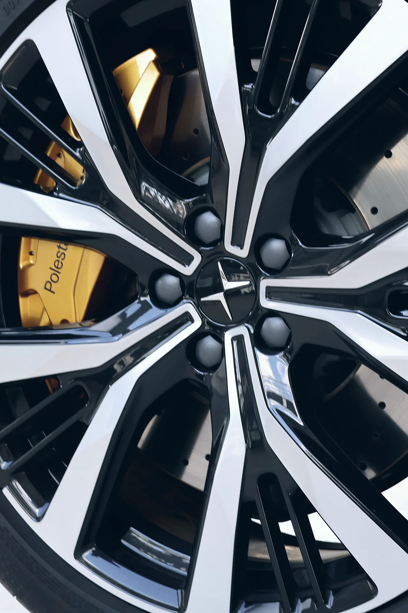 Jante forgée 20 pouces de la Polestar 2 avec le centre étoilé