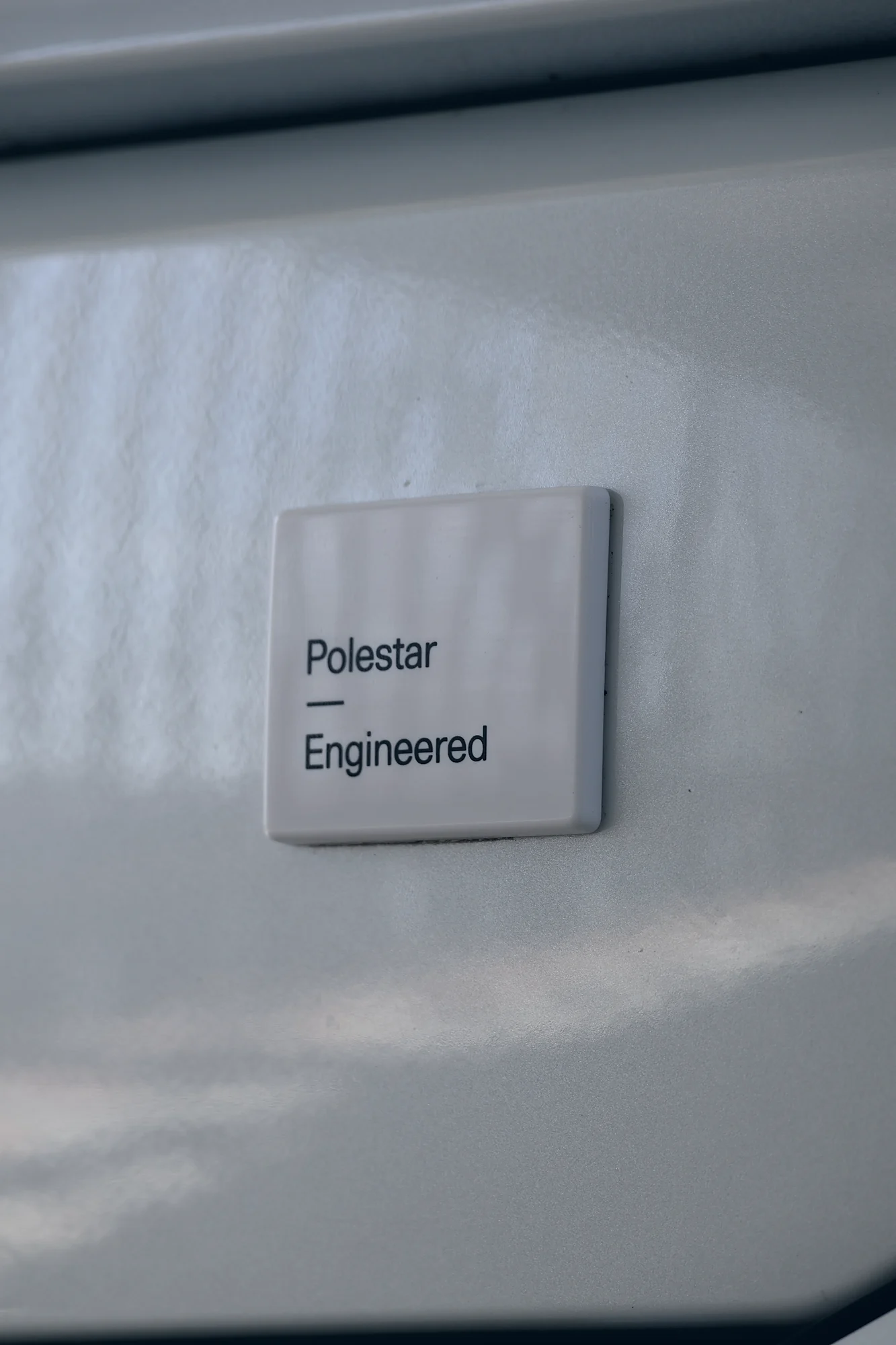 Plaque Polestar Engineered sur la carrosserie