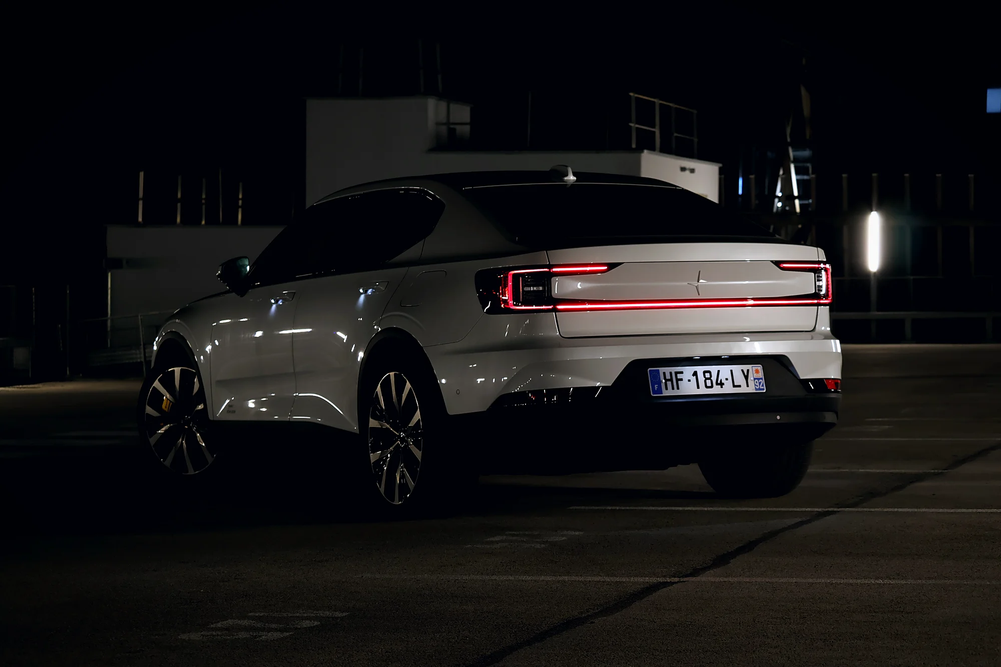 Polestar 2 de nuit, vue arrière avec le bandeau lumineux