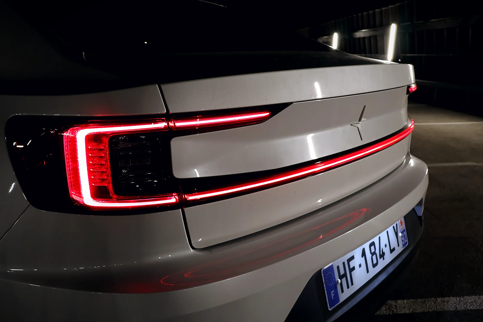 Détail du bandeau lumineux arrière de la Polestar 2