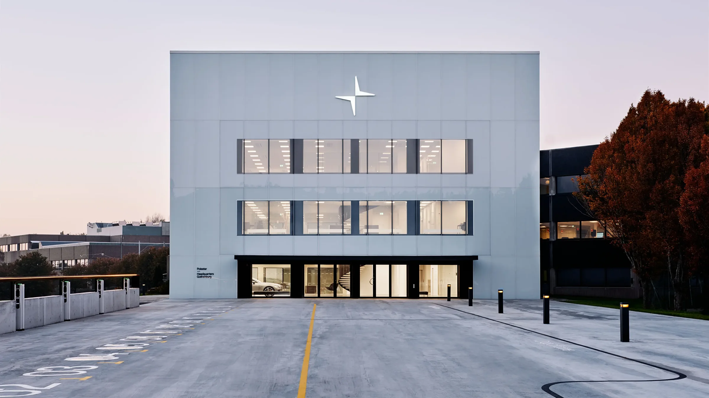 Siège social de Polestar à Göteborg, façade blanche avec l'emblème